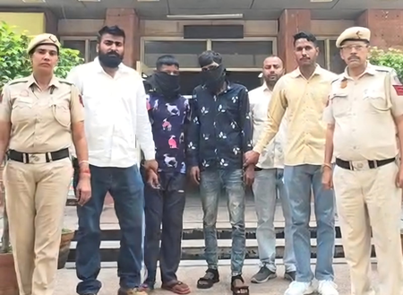 Delhi Police solve Usmanpur robbery case, arrest two accused; stolen mobile phone recovered Delhi Police solve Usmanpur robbery case, arrest two accused; stolen mobile phone recovered