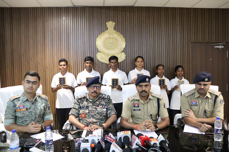 Chhattisgarh: Six Odisha Maoist cadres with 35 lakh combined reward, surrender in Bijapur Chhattisgarh: Six Odisha Maoist cadres with 35 lakh combined reward, surrender in Bijapur