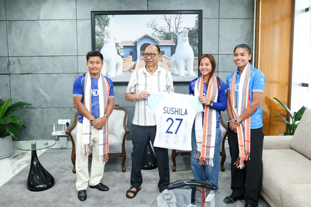 Manipur CM felicitates three hockey gold medallists from state