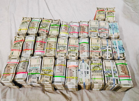 CBI arrests Munitions India Executive Director, two others in bribery case, seizes Rs 2.23 crore cash CBI arrests Munitions India Executive Director, two others in bribery case, seizes Rs 2.23 crore cash