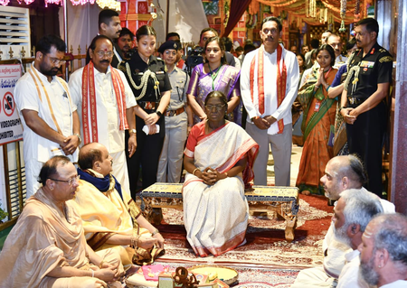 President Murmu offers prayers at Vijayawada’s Kanaka Durga Temple President Murmu offers prayers at Vijayawada’s Kanaka Durga Temple