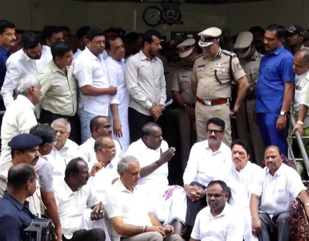 K’taka sting Op row: Kumaraswamy stages dharna outside B’luru Police Commissioner’s office K’taka sting Op row: Kumaraswamy stages dharna outside B’luru Police Commissioner’s office