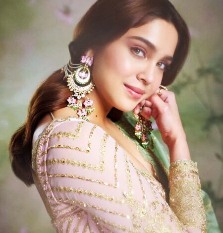 Sharvari unpacks Sooraj Barjatya’s approach for filming ‘Jhumka Patola’ Sharvari unpacks Sooraj Barjatya’s approach for filming ‘Jhumka Patola’