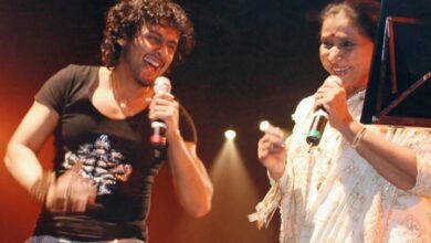 Sonu Nigam shares 19-year-old picture throwback pic with Asha Bhosle from 2007 Sonu Nigam shares 19-year-old picture throwback pic with Asha Bhosle from 2007
