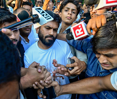 Delhi Police invoke ‘prohibitory’ orders to stop CJP’s Tiranga Yatra; founder Dipke, student activist Neha Bora detained (Lead) Delhi Police invoke ‘prohibitory’ orders to stop CJP’s Tiranga Yatra; founder Dipke, student activist Neha Bora detained (Lead)