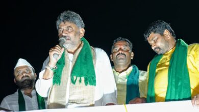 K’taka sugarcane protest: Shivakumar meets farmers, to convene meeting with stakeholders