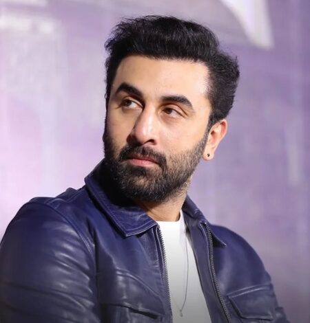 Ranbir Kapoor showcases singing talent, croons ‘Kabira’ at Durga Puja pandal during Navratri Ranbir Kapoor showcases singing talent, croons ‘Kabira’ at Durga Puja pandal during Navratri