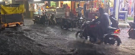 CM Vijay orders ministers back to Chennai as heavy rain floods roads, disrupts traffic CM Vijay orders ministers back to Chennai as heavy rain floods roads, disrupts traffic