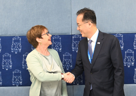 S. Korea’s growth momentum to strengthen amid chip boom: Finance minister S. Korea’s growth momentum to strengthen amid chip boom: Finance minister