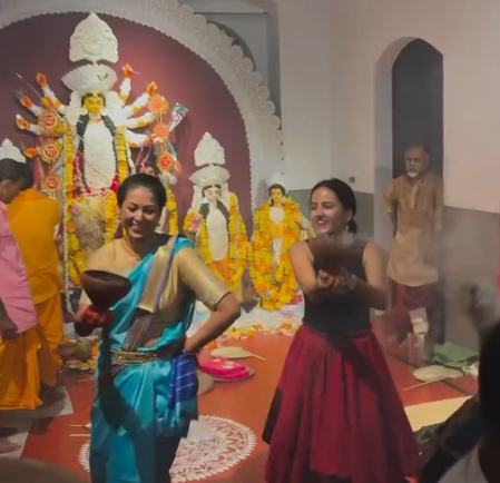 Lisa Ray witnesses Bengali community’s beautiful ‘Pujo Bari’ in Goa with her twin daughters Lisa Ray witnesses Bengali community’s beautiful ‘Pujo Bari’ in Goa with her twin daughters