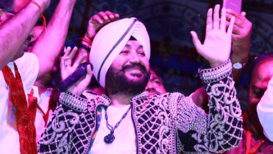 Daler Mehndi confronted by Uttarakhand Minister Subodh Uniyal: Bol toh jaa nahi raha