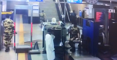 Man apprehended at Jama Masjid Metro Station with ‘unexplained’ gold powder (Lead) Man apprehended at Jama Masjid Metro Station with ‘unexplained’ gold powder (Lead)