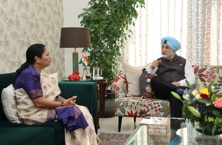 Delhi CM calls on L-G, discusses development issues Delhi CM calls on L-G, discusses development issues