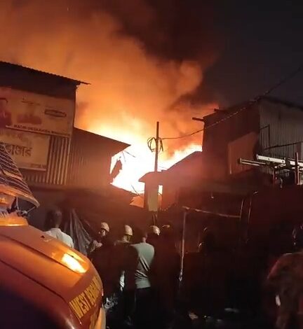 Several shops gutted in devastating fire in Kolkata; no casualties reported Several shops gutted in devastating fire in Kolkata; no casualties reported