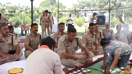 Police perform ‘Shastra Pooja’ in Durg, Mumbai on Vijayadashami Police perform ‘Shastra Pooja’ in Durg, Mumbai on Vijayadashami