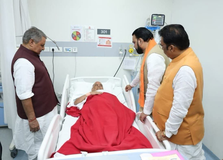 Bihar CM visits hospitalised Neeraj Kumar in Patna