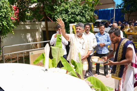 CM Shivakumar to convene meeting with sugarcane farmers, factory owners to resolve price row CM Shivakumar to convene meeting with sugarcane farmers, factory owners to resolve price row
