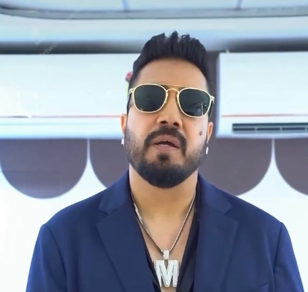 Mika Singh recalls gatecrashing Amitabh Bachchan’s party, Big B says Jaya Bachchan has kept doors open for all