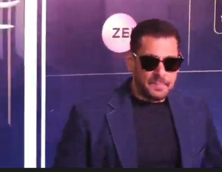 Salman Khan writes lengthy notes as autographs for little fans, stops to interact with them amid busy schedule