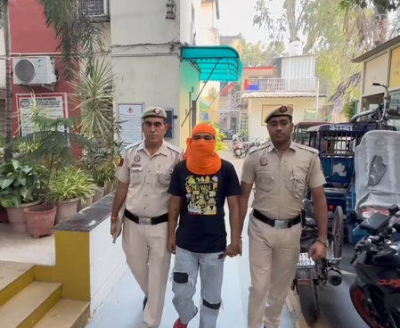 Delhi Police arrest mobile phone snatcher in Karol Bagh; seize motorcycle