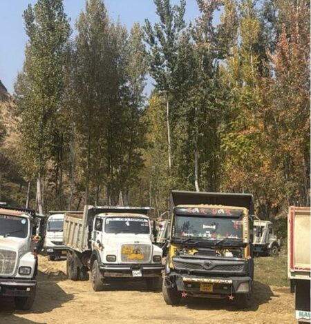 J&K’s Pulwama police seize 23 trucks, excavator in operation against illegal mining J&K’s Pulwama police seize 23 trucks, excavator in operation against illegal mining