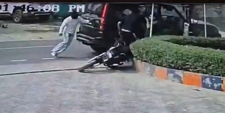 SUV collides with motorcycle on Punjab highway; biker abducted, found dead later SUV collides with motorcycle on Punjab highway; biker abducted, found dead later