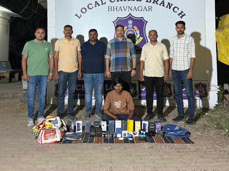 Gujarat: Flipkart parcels worth lakhs stolen, delivery boy caught selling goods without bills