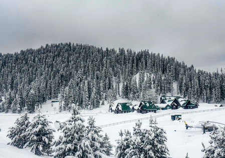 J&K: Night temperature drops below freezing point in Gulmarg, Pahalgam J&K: Night temperature drops below freezing point in Gulmarg, Pahalgam