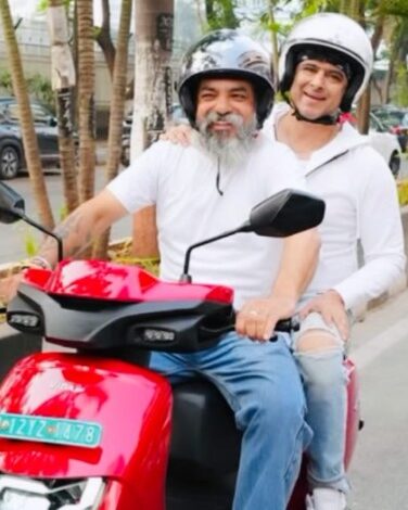 Palash Sen recalls medical college days as he rides two-wheeler to Mumbai concert Palash Sen recalls medical college days as he rides two-wheeler to Mumbai concert