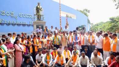 K’taka BJP stages protest over Kharge’s remarks on PM Modi’s father, demands apology K’taka BJP stages protest over Kharge’s remarks on PM Modi’s father, demands apology