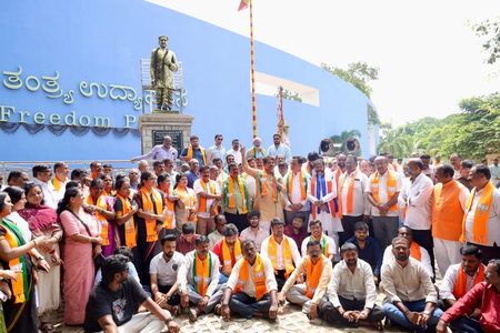 K’taka BJP stages protest over Kharge’s remarks on PM Modi’s father, demands apology K’taka BJP stages protest over Kharge’s remarks on PM Modi’s father, demands apology