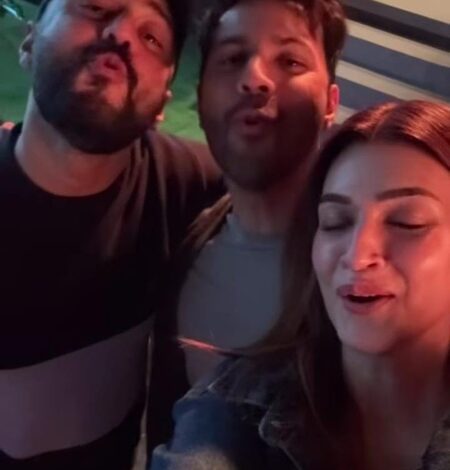 Kriti Sanon reunites with her ‘Bhediya’ co-star Varun Dhawan: Stay Tuned Kriti Sanon reunites with her ‘Bhediya’ co-star Varun Dhawan: Stay Tuned