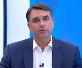 Brazil’s Supreme Federal Court justice orders Flavio Bolsonaro to surrender passports, bars him from leaving country Brazil’s Supreme Federal Court justice orders Flavio Bolsonaro to surrender passports, bars him from leaving country