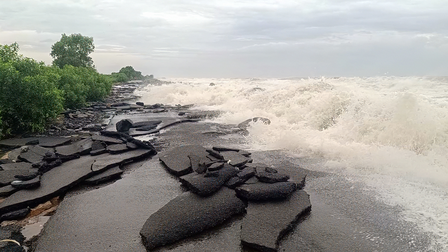 Cyclone Arnab makes landfall along Andhra coast with winds up to 135 kmph Cyclone Arnab makes landfall along Andhra coast with winds up to 135 kmph