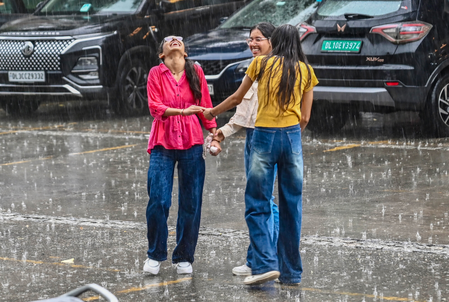 Rain likely in Delhi-NCR till Nov 1 due to Cyclone Arnab; pollution levels turn poor Rain likely in Delhi-NCR till Nov 1 due to Cyclone Arnab; pollution levels turn poor