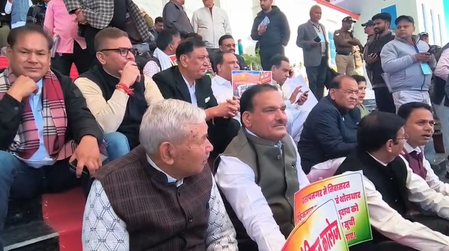 Cong, BJP stage separate protests during U’khand Assembly session Cong, BJP stage separate protests during U’khand Assembly session