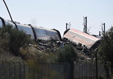Two South Koreans killed in Spain train crash; Prez Lee offers condolences Two South Koreans killed in Spain train crash; Prez Lee offers condolences