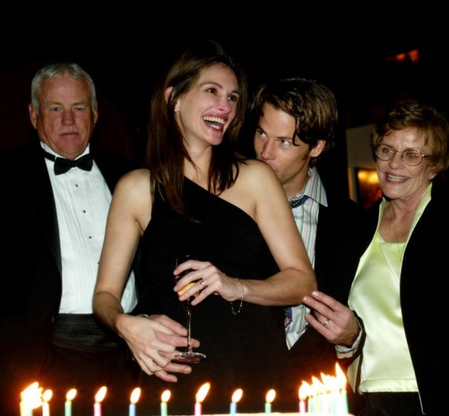 Danny Moder celebrates Julia Roberts’ birthday: More candles bring more joy Danny Moder celebrates Julia Roberts’ birthday: More candles bring more joy