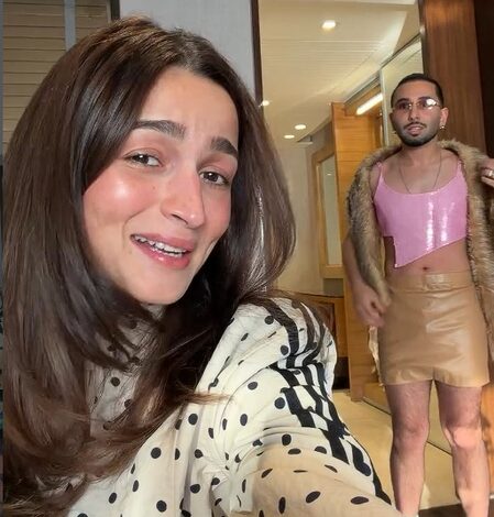 Kareena Kapoor says ‘Too good’ as Alia Bhatt asks Orry to dress like Poo Kareena Kapoor says ‘Too good’ as Alia Bhatt asks Orry to dress like Poo