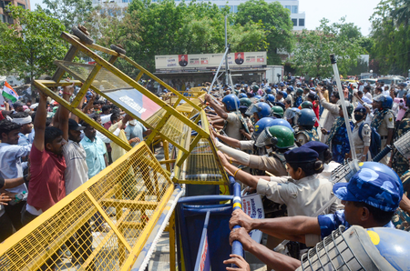 Sub-Inspector candidates clash with police in Patna over recruitment cancellation Sub-Inspector candidates clash with police in Patna over recruitment cancellation