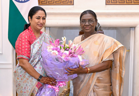 Delhi CM Rekha Gupta meets President Droupadi Murmu Delhi CM Rekha Gupta meets President Droupadi Murmu