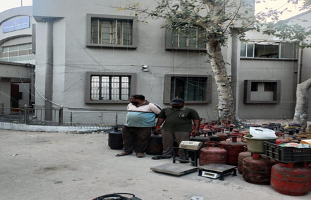 Gujarat: Illegal LPG refilling racket busted; 7 held Gujarat: Illegal LPG refilling racket busted; 7 held