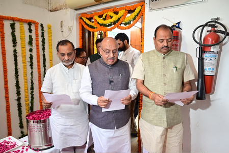 Delhi Speaker administers unity pledge to Assembly officials Delhi Speaker administers unity pledge to Assembly officials