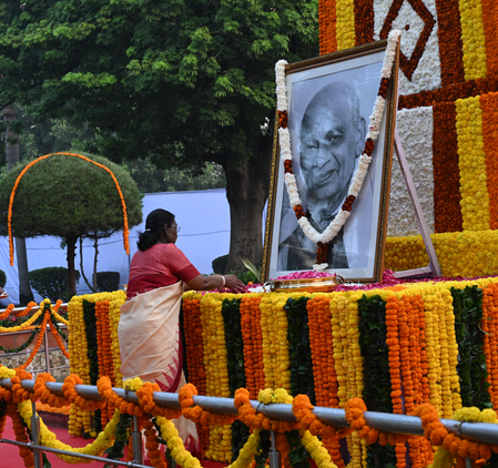 Prez Murmu, V-P Radhakrishnan pay homage to Sardar Patel on his birth anniversary Prez Murmu, V-P Radhakrishnan pay homage to Sardar Patel on his birth anniversary