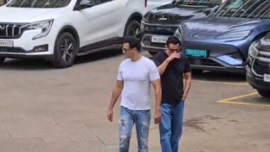 Ronit Roy, Rohit Roy become inconsolable as they arrive at late filmmaker Sanjay Gupta’s residence to offer condolences Ronit Roy, Rohit Roy become inconsolable as they arrive at late filmmaker Sanjay Gupta’s residence to offer condolences