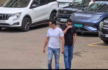 Ronit Roy, Rohit Roy become inconsolable as they arrive at late filmmaker Sanjay Gupta’s residence to offer condolences