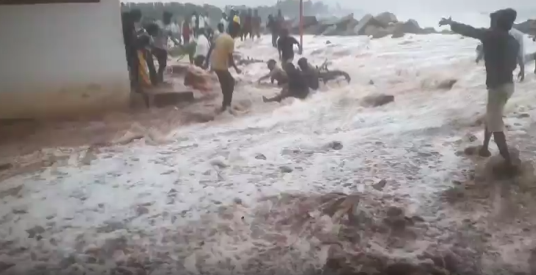 Andhra Pradesh | Cyclone Arnab Threatens Uppada Coast; Flooding Risk Prompts Caution Andhra Pradesh | Cyclone Arnab Threatens Uppada Coast; Flooding Risk Prompts Caution