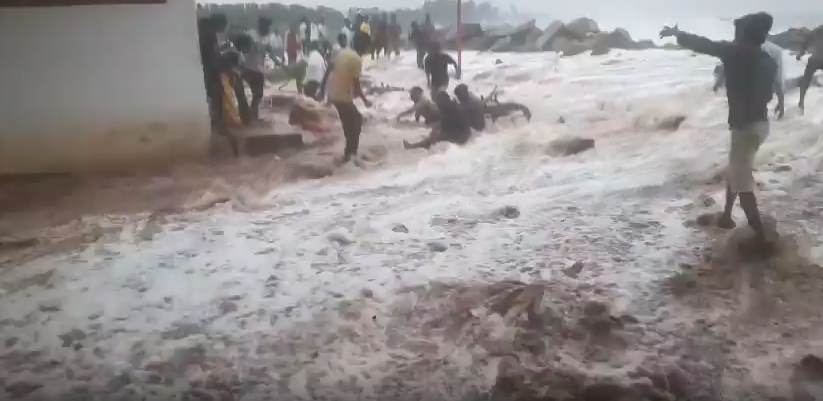Andhra Pradesh | Cyclone Arnab Threatens Uppada Coast; Flooding Risk Prompts Caution Andhra Pradesh | Cyclone Arnab Threatens Uppada Coast; Flooding Risk Prompts Caution