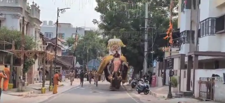 Elephant Runs Amok During Shivamogga Dasara Procession in Karnataka Elephant Runs Amok During Shivamogga Dasara Procession in Karnataka