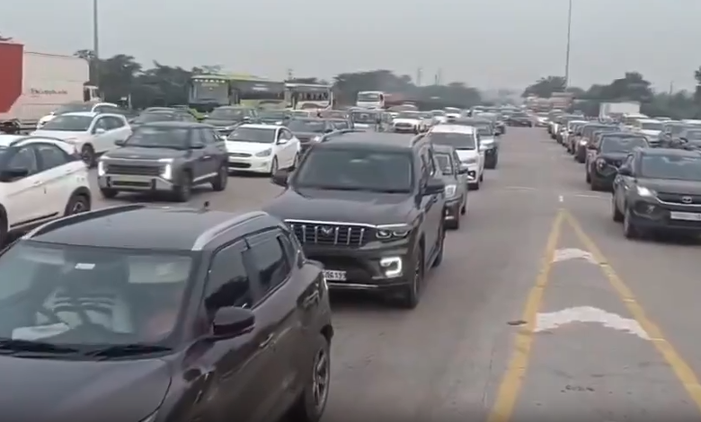 Heavy Traffic on Hyderabad–Vijayawada Highway as People Return After Dasara Heavy Traffic on Hyderabad–Vijayawada Highway as People Return After Dasara